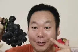 巨峰葡萄上市啦！糖尿病人老王吃一些酸甜的巨峰葡萄血糖会很高吗视频封面