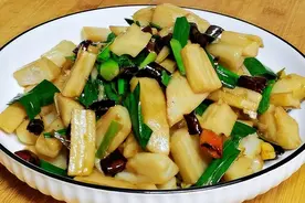 炝炒藕丁怎么做才好吃，掌握方法，清脆爽口又下饭，少油更健康视频封面