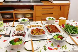 初中生学习压力大，作为妈妈只能好好做饭，到家就能吃到热乎饭菜视频封面