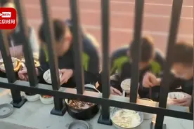 妈妈每周给高三儿子送饭全宿舍都来吃：老远就听他们喊咱妈来了视频封面