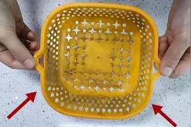 厨房的菜篮子脏了难清洗?用纸这样擦一擦，立马洁净，简单又实用视频封面