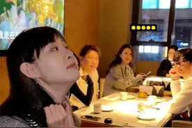 再给你们体验下初中同学聚会巨型内卷现场。视频封面