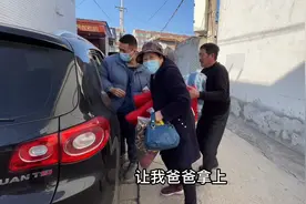 把奶奶接下来了，坐我的车一点没晕，东西多的就像回山里进货去了视频封面