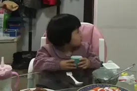 团团第一次喝饮料，很开心，很美味视频封面
