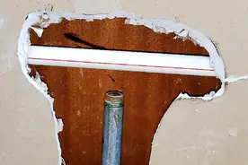 水管埋在墙里，怎么在中间接入镀锌铁管？教你个好方法，轻松热熔视频封面