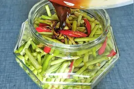 教你腌蒜苔传统方法，2个小时就能吃，方法简单，保存一年不怕坏视频封面