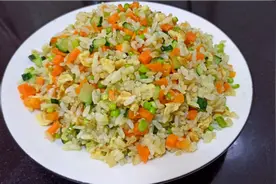 在家炒大米总是一坨一坨的，教你一招比饭店的还好吃，非常好吃！视频封面