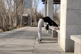 无后弯不瑜伽！70后阿姨坚持后弯练习，改善肩背僵硬，开肩美背视频封面