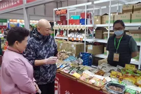 北京电视台主持人火风在第三届中国生态食品博览会上现场采访…视频封面