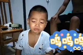 爸爸挑战给儿子洗澡，惹得宝宝深夜嚎啕大哭，宝妈看到后自责难过视频封面