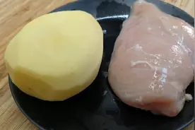土豆加鸡胸肉这样做太好吃了，鸡肉滑嫩不腥不柴，土豆软烂又入味视频封面
