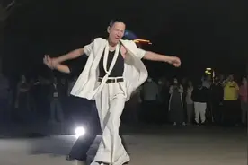 6旬的马小辫一身白服装展示吉特巴舞。(一)视频封面
