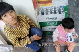 2岁多弟弟吃手手，被妈妈狠狠打手，一旁的哥哥幸灾乐祸视频封面