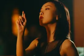 女人喷上神奇香水，把男人迷得神魂颠倒，不料适得其反，《香水》视频封面