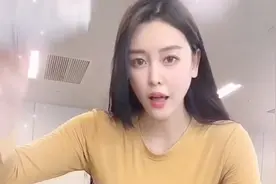 美女老板谈生意都是几百万，却向小伙接五十块钱，结果尴尬了视频封面