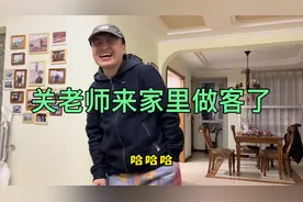 好邻居关老师来家里坐坐，聊聊近况，小萌怀孕了，关老师快当爹了视频封面