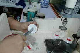 茅台酒瓶里面有两个小珠子，给取出来看看，不知道都是什么材质的视频封面