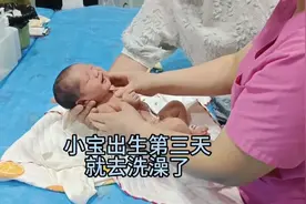 小宝出生第三天去洗澡，在医护人员搀扶陪护下勇敢的踏步往前走视频封面