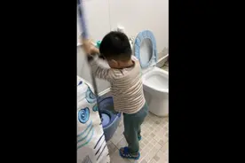今晚可以歇歇了，儿子听到我说拖地，不自觉的把地拖了视频封面
