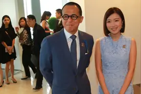 李泽楷全家福曝光从小锦衣玉食女友郭嘉文已有退出豪门之意视频封面