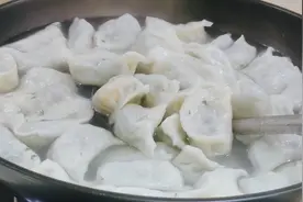 茼蒿馅饺子，居然这么好吃，教你独特的调馅方法，清香解馋太好吃视频封面