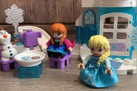 哇喔！爱莎公主神奇魔法建造乐高积木冰雪城堡！雪宝怎么不见了？视频封面