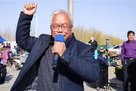 歌曲《一壶老酒》70多岁老人唱的有滋有味，大美网红桥。视频封面