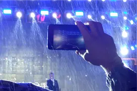 四平籍著名歌手沈河区文化代言人黑龙在中街冒雨倾情演唱《感谢》视频封面