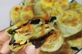 一根胡萝卜一把木耳、教你做出皮酥、馅料鲜香的小馅饼视频封面