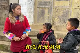大红带小朋友去超市买零食，两个小孩子怎么突然拿这么少呢？视频封面