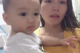 趁宝宝睡觉妈妈去洗头洗澡，宝宝醒来看不到妈妈！见到就撒娇哭！视频封面