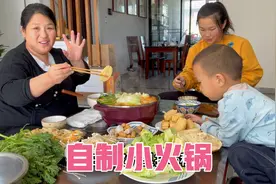 周末自制排骨小火锅，蘸料调的真香，孩子们都爱吃，非常完美！