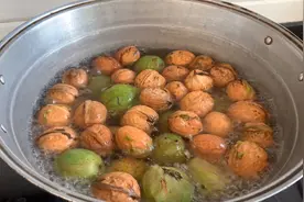 已经到吃青皮核桃的季节，皮不好去怎么办？快来学一招很好去皮哦视频封面