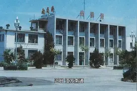 现在的老人都怎么了？又是乱吐痰又是吐口水！视频封面