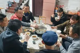 两斤牛肉，半只猪蹄，一大锅香菇炖汤，叫上家人一起吃得津津有味