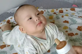 6个月宝宝喝奶太奇葩了，宝宝太逗人哈哈大笑啦，又萌又可爱视频封面