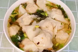 如何调出一碗好吃的馄饨汤底？今天把饭店不外传的方法分享出来视频封面