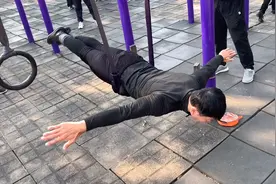 北京天坛公园，气质大叔一身“活肌肉”，气质超群！碾压众人视频封面