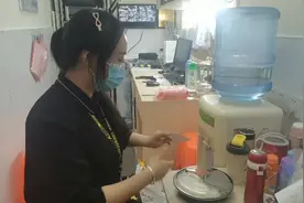 实拍34岁陕西打工妹很会过日子，平时吃饭都是点打折的外卖视频封面