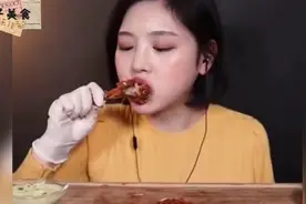 韩国小姐姐Boki吃炸鸡，香喷喷，过瘾视频封面