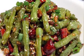 厨师长教你干煸豆角的家常做法，步骤详细，麻辣干香下酒又下饭视频封面
