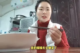 小妹到婶婶家蹭饭，婶婶用榨胡椒蒸肥肠，这个做法很多人没吃过