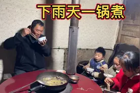 下雨天四姐用腊肉炖粉条一锅煮，在加点白菜，全家人围着火炉吃视频封面