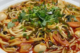 厨师长教你砂锅土豆粉的家常做法，步骤详细，鲜香微辣下酒又下饭