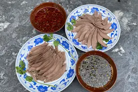 杰哥私房菜——白水煮猪舌，配上两种蘸水，夏天吃起来真是清爽视频封面