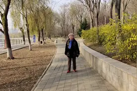 不领着就不下楼了，耳朵也背，我喊快点走，老妈就晃了晃手！视频封面