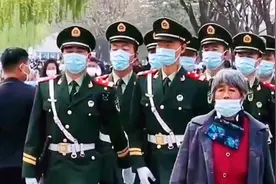 国女王卫兵踩踏男童，对于国内的兵哥哥，太暖心了！视频封面