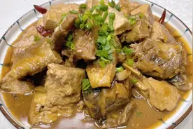 东北特色菜鳕鱼炖豆腐，怎么做鱼肉鲜嫩、豆腐滑嫩？炖制诀窍来了视频封面