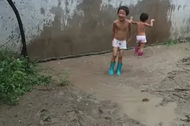 昨天晚上下的雨，大清早小孩穿上水鞋跳泥坑，玩的挺嗨视频封面