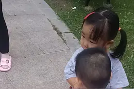 三孩吃一颗棒棒糖图片